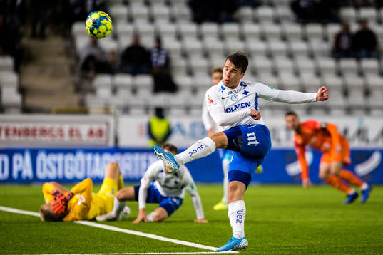IFK Norrköpings Simon Skrabb missar mål samtidigt som AFC