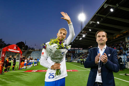 IFK Norrköpings Filip Dagerstål gratuleras av klubbdirektör Jens Magnusson efter 100 allsvenska matcher