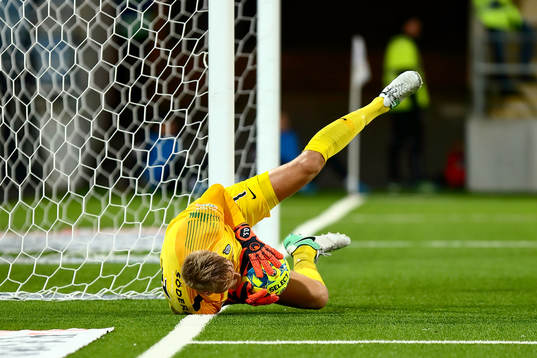 Räddning av AFC Eskilstunas målvakt Ole Söderberg