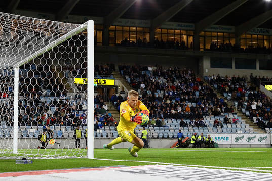 Räddning av AFC Eskilstunas målvakt Ole Söderberg