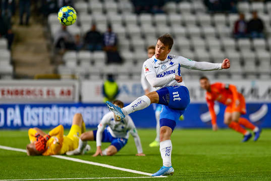 IFK Norrköpings Simon Skrabb och AFC Eskilstunas målvakt