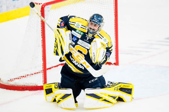 Södertäljes målvakt Alexander Sahlin med en räddning