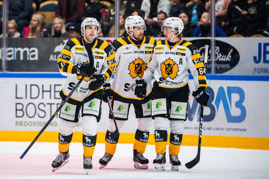 Skellefteås Skellefteås Joakim Lindström jublar med