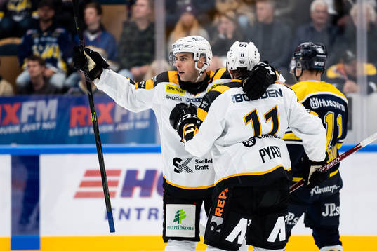 Skellefteås Joakim Lindström kramas om av Tom Pyatt