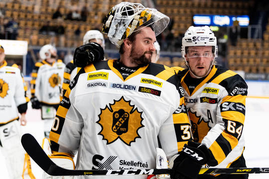 Skellefteås målvakt Gustaf Lindvall och Jonathan Pudas