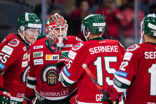 Frölundas målvakt Johan Mattsson jublar med lagkamrater