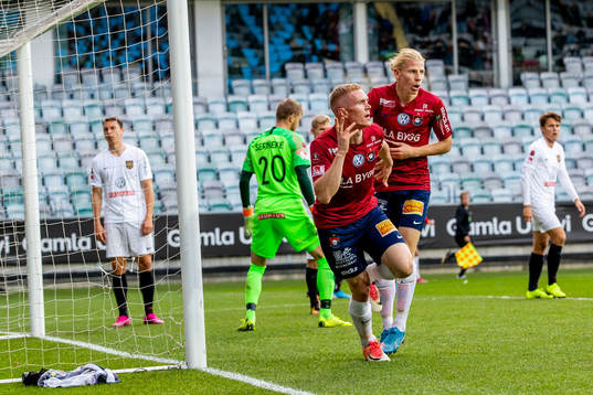  Örgrytes David Engström och Gustav Ludwigson jublar efter 1-1 målet