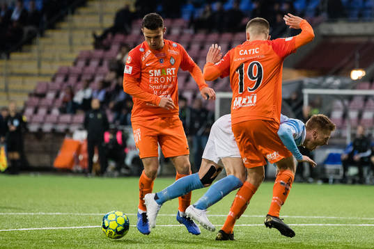 AFC Eskilstunas Kadir Hodzic och Adnan Catic stoppar Malmö