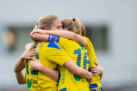 Eskilsminnes Johanna Olsson jublar med Nova Karlsson och lagkamrater efter 1-1