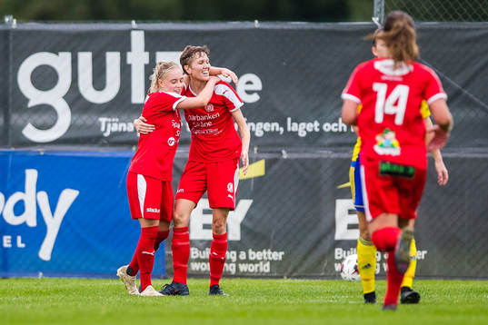  Dösjöbros spelare jublar efter 1-3