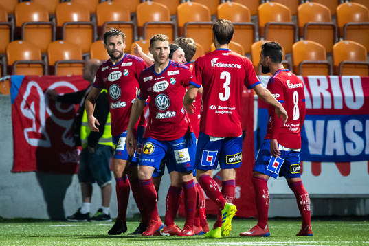 Östers Mattias Pavic jublar med lagkamrater efter 0-1