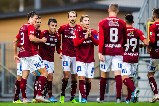 IFK Norrköpings Simon Skrabb jublar med lagkamrater efter 0-1