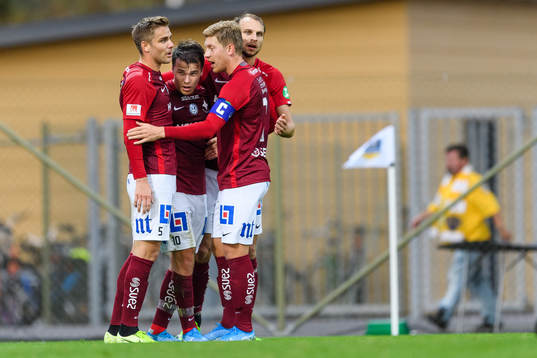 IFK Norrköpings Simon Skrabb jublar med lagkamrater efter 0-1