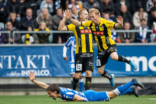 IFK Göteborgs Lasse Vibe faller i kamp med Häckens Adam Andersson