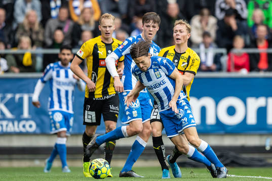 IFK Göteborgs Lasse Vibe faller i kamp med Häckens Adam Andersson