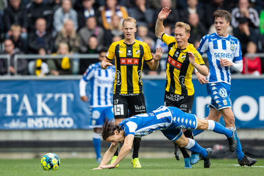 IFK Göteborgs Lasse Vibe faller i kamp med Häckens Adam Andersson