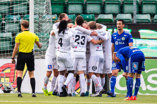 Sirius Jonas Lindberg jublar med lagkamrater efter 0-1