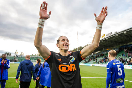 Sundsvalls målvakt David Mitov Nilsson jublar