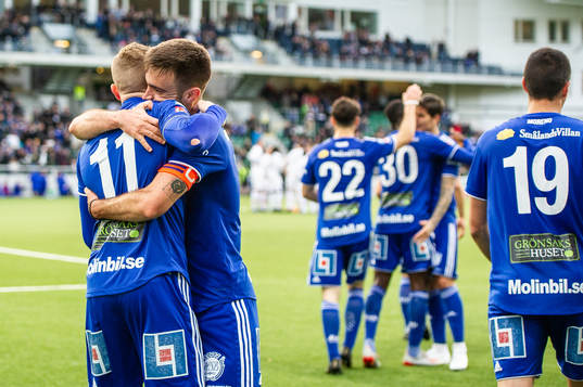 Sundsvalls Tobias Eriksson och Carlos Gracia jublar efter 2-1