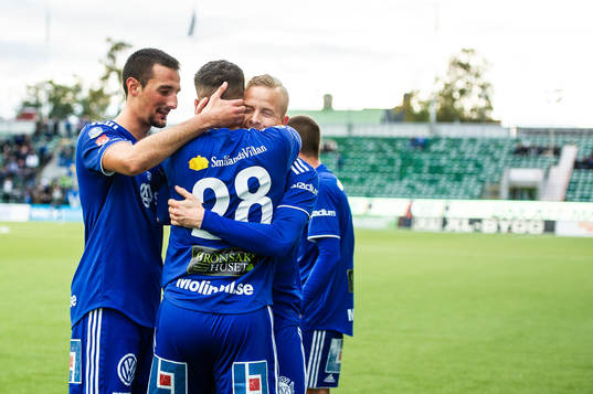 Sundsvalls Pol Moreno Sanchez, Omar Eddahri och Tobias Eriksson jublar efter 2-1