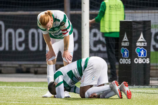 Västerås Calle Svensson kollar till Ravy Tsouka Dozi som