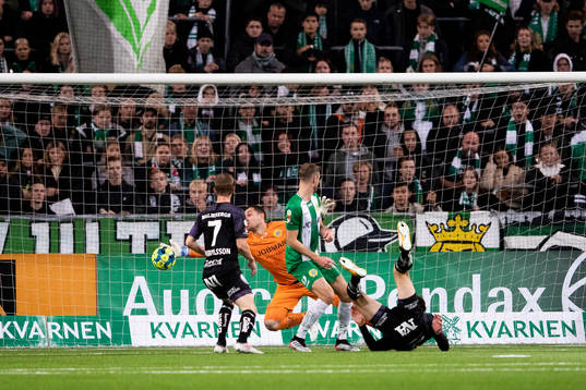 Örebros Viktor Prodell gör 0-1 bakom Hammarbys målvakt