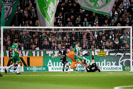 Örebros Viktor Prodell gör 0-1 bakom Hammarbys målvakt