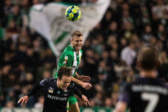 Hammarbys Richard Magyar i en nickduell med Örebros Viktor
