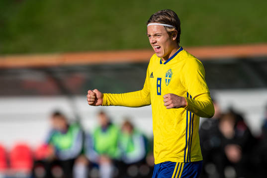 Sveriges Ludvig Nåvik jublar efter 1-0