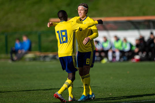 Sveriges Seedy Jagne och Ludvig Nåvik jublar efter 1-0