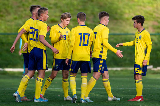 Sveriges Oscar Wilhelmsson jublar med lagkamrater efter 2-0