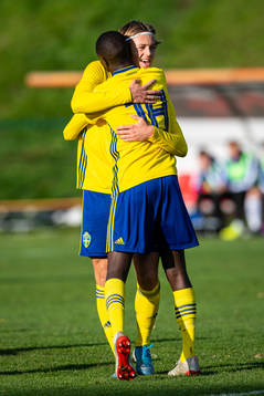 Sveriges Ludvig Nåvik och Seedy Jagne jublar efter 1-0