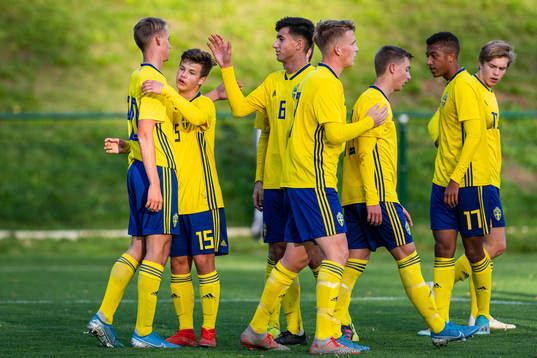 Sveriges Oscar Vilhelmsson jublar tillsammans med lagkamrater efter 2-0