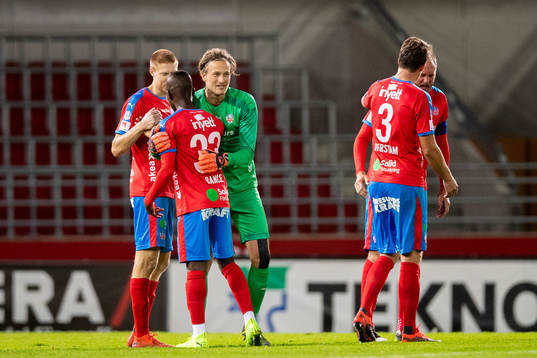 Helsingborgs Ibrahim Bance jublar med Markus Holgersson och målvakt Anders Lindegaard