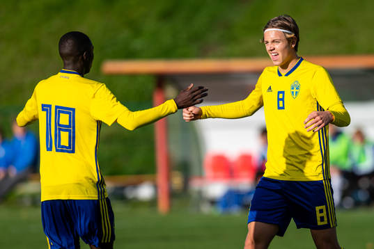 Sveriges Seedy Jagne och Ludvig Nåvik jublar efter 1-0