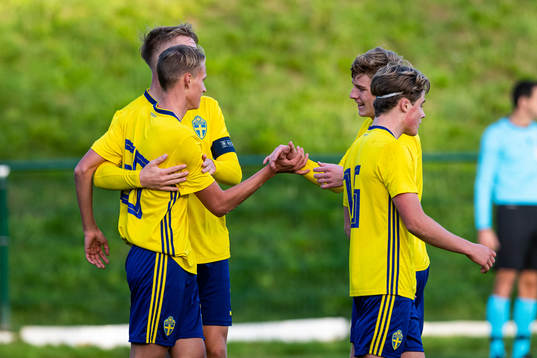 Sveriges Oscar Vilhelmsson jublar tillsammans med lagkamrater efter 2-0