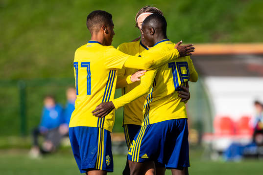 Sveriges Nuha Jatta, Seedy Jagne och Ludvig Nåvik jublar efter 1-0