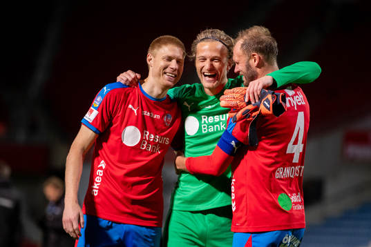 Helsingborgs Markus Holgersson, målvakt Anders Lindegaard och Andreas Granqvist jublar