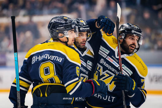 s Nils Andersson jublar med lagkamrater