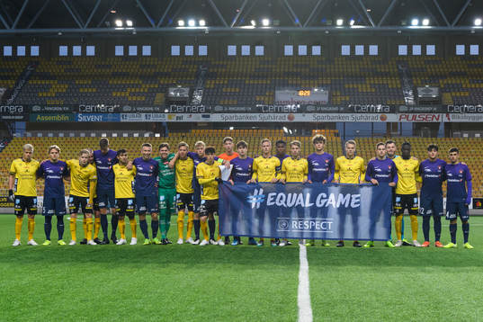 Spelare ur båda lagen och domare samlas bakom UEFA #equalgame och Respect