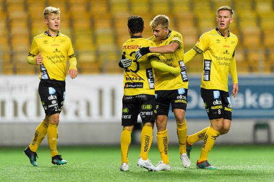 Elfsborgs Eduart Iljazi klappas om av lagkamraterna efter att gjort 1-2