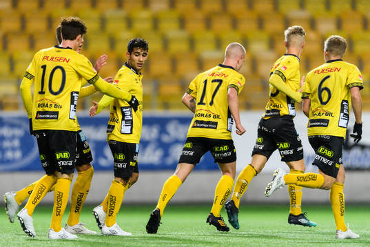 Elfsborgs Eduart Iljazi klappas om av lagkamrater efter 1-2