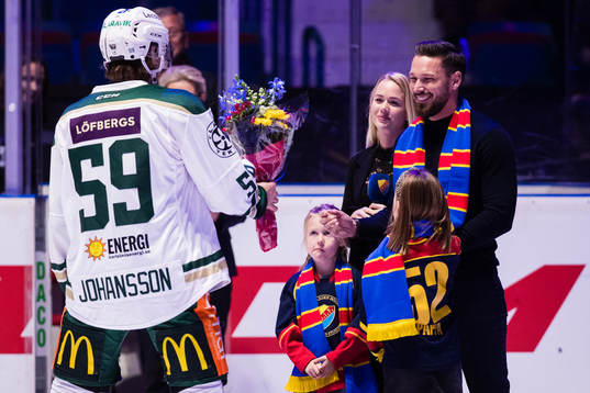 Färjestads Linus Johansson överräcker en buket blommor