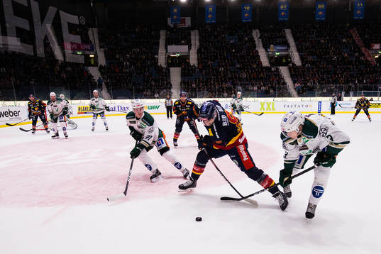 Djurgårdens Anton Hedman i kamp om pucken med Färjestads
