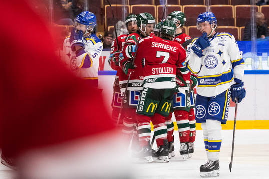 Frölundas Theodor Lennström jublar med lagkamrater