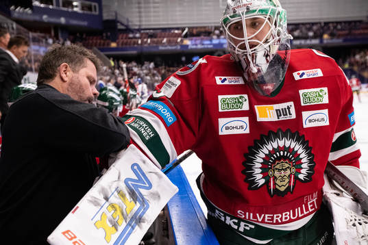 Frölundas målvakt Johan Mattsson får hjälp med