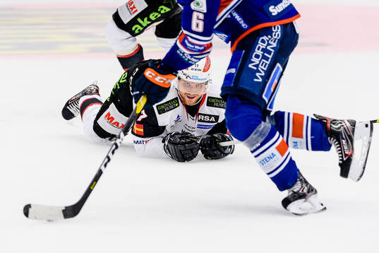 Malmö Redhawks Max Görtz faller