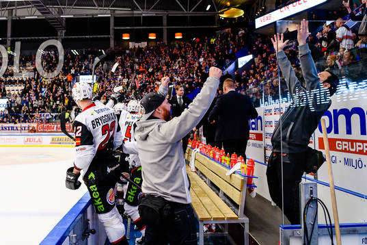 Malmö Redhawks spelare och ledare jublar