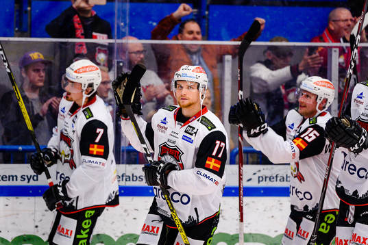 Malmö Redhawks Max Görtz jublar