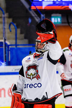 Malmö Redhawks målvakt Oscar Alsenfelt jublar